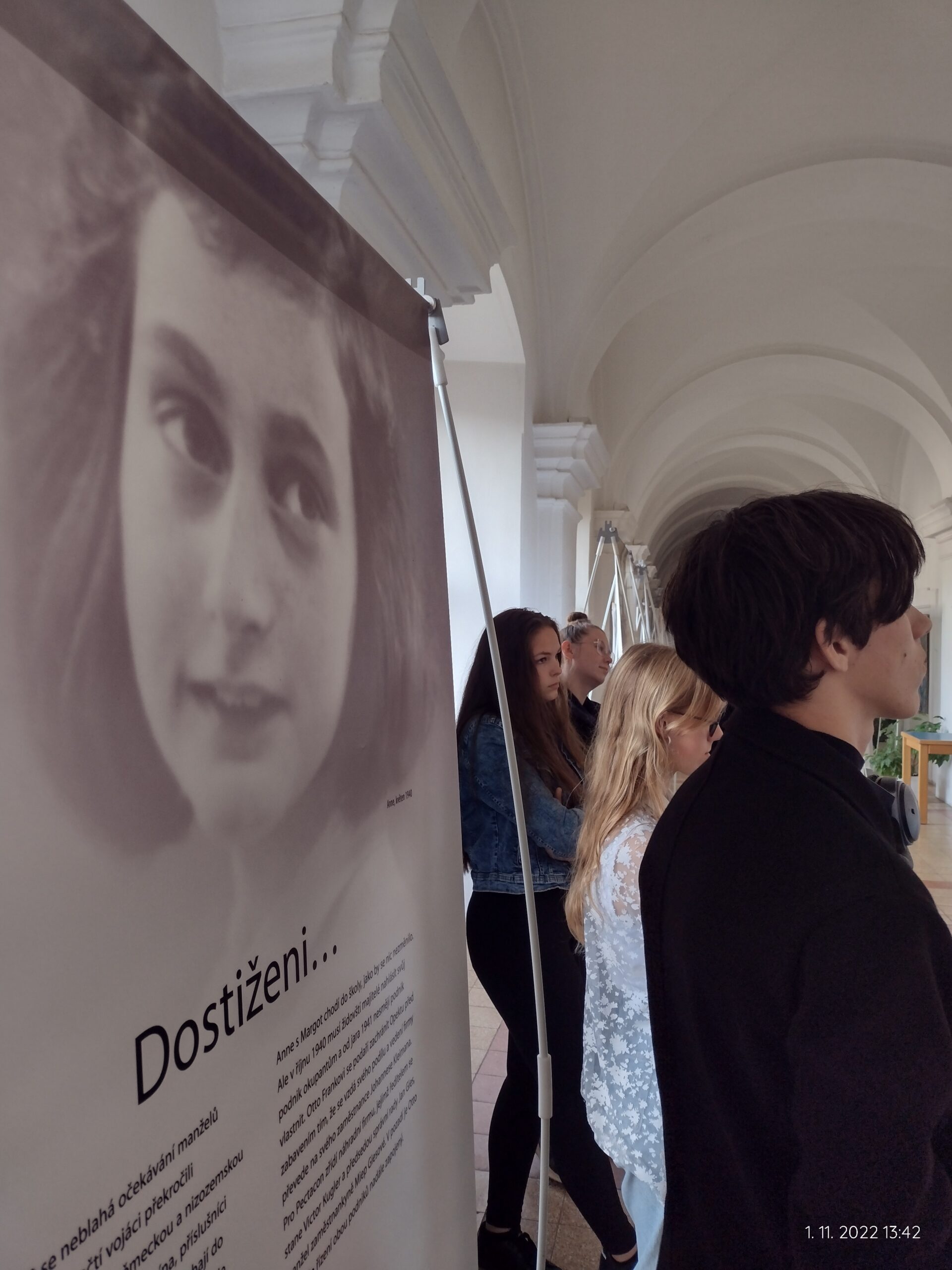 Nechte mě být, jaká jsem. Životní příběh Anne Frankové